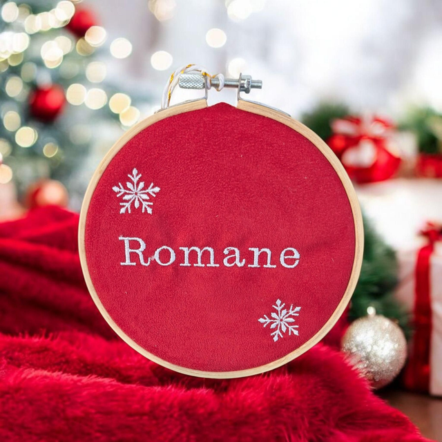 Boule de Noël personnalisée avec prénom – Broderie fait main
