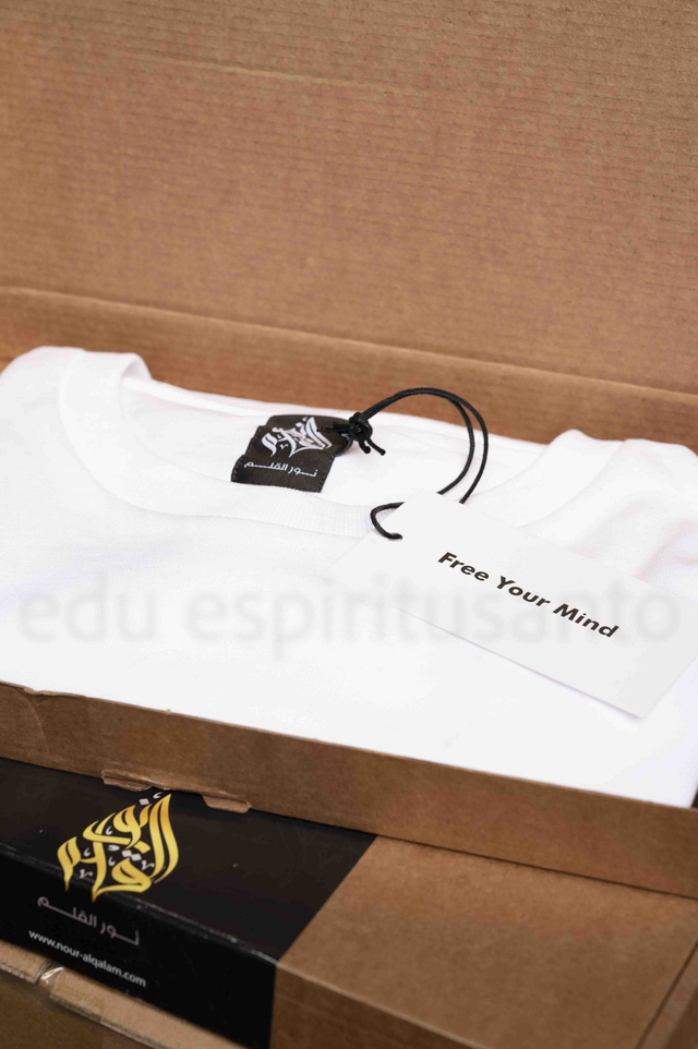 White T shirt: Free your mind