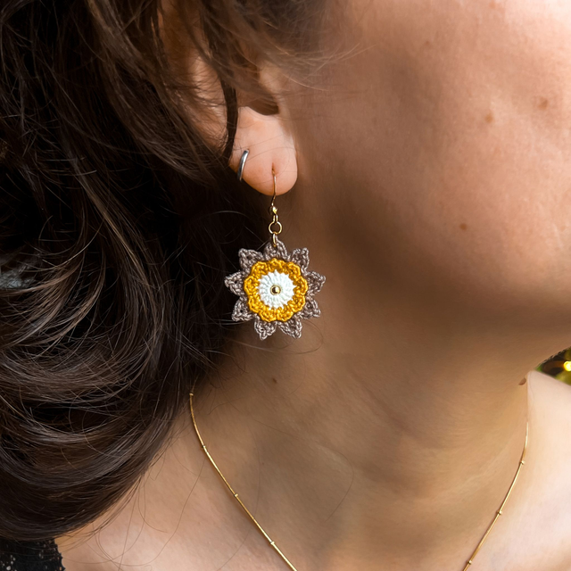 Boucles d’oreilles fleurs Corolles ~ M ~ Jaune / Taupe