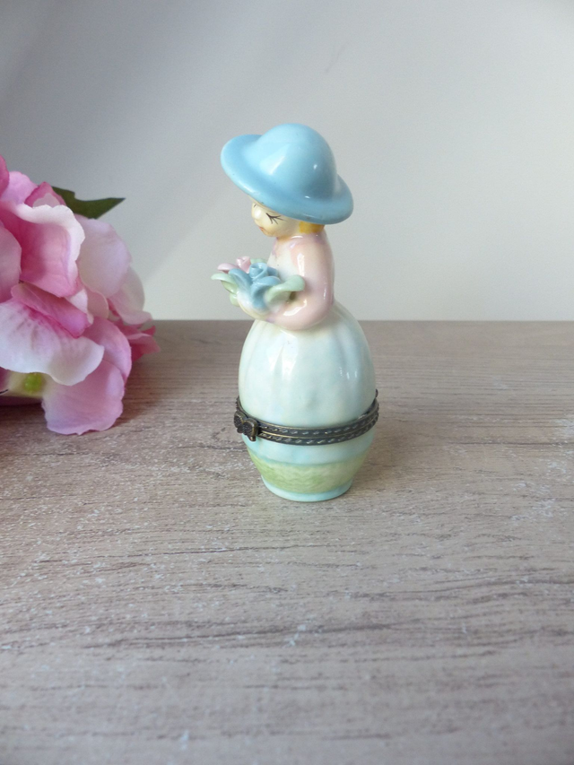 Pilulier ou petite boite à bijoux articulée femme jardinière aux fleurs vintage, petite boite décoration chambre, cadeau maman