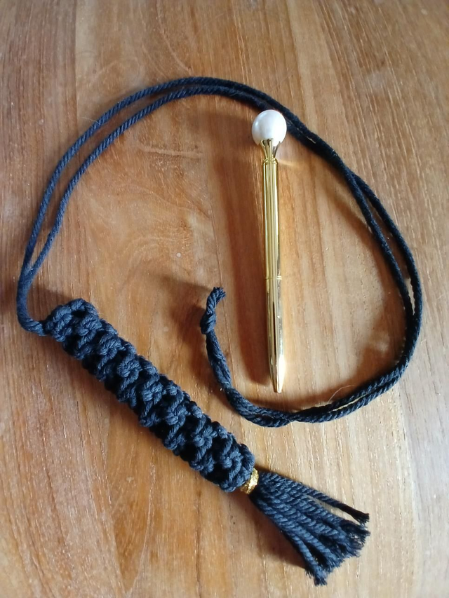 Porte-stylo en macramé – Accessoire élégant et pratique, fait main