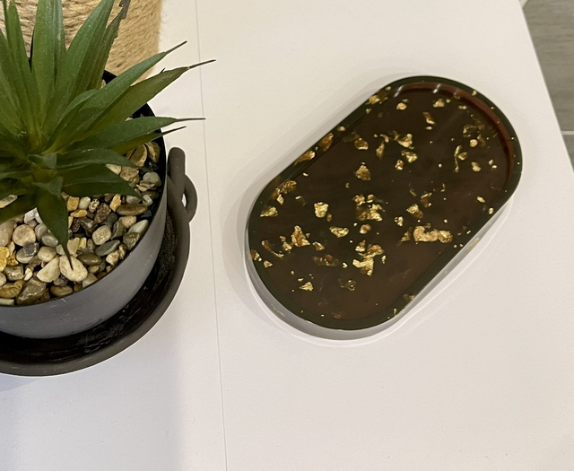 Plateau couleur chocolat avec incrustation de feuille d’or