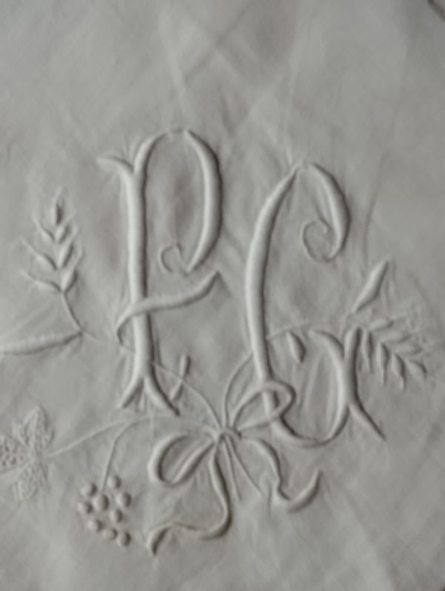 Monogramme PG sur drap fin motif blé