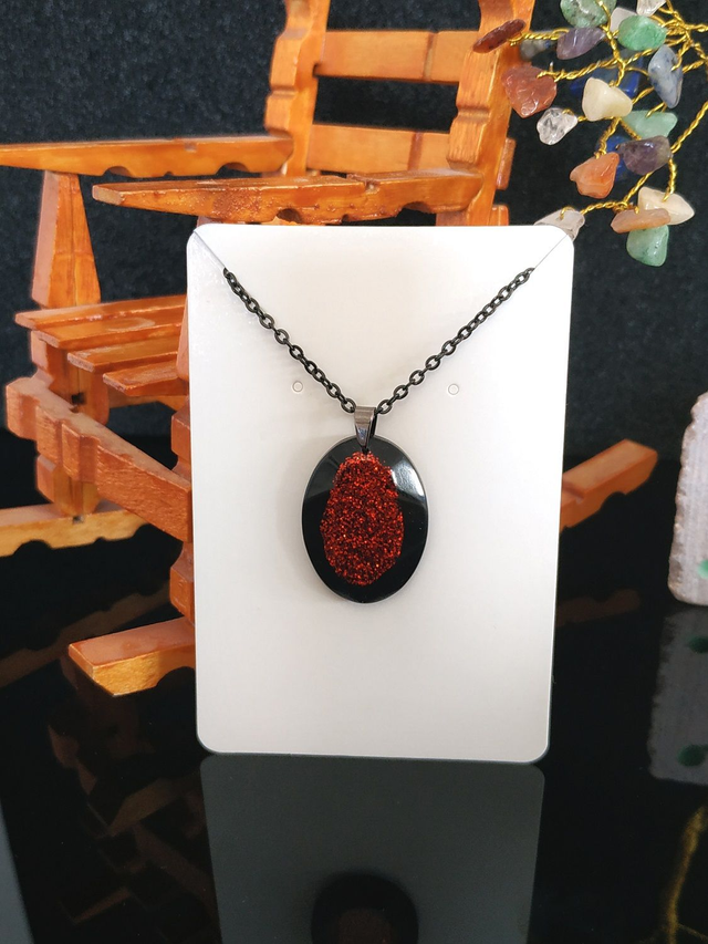 Collier noir ovale rouge pailleté