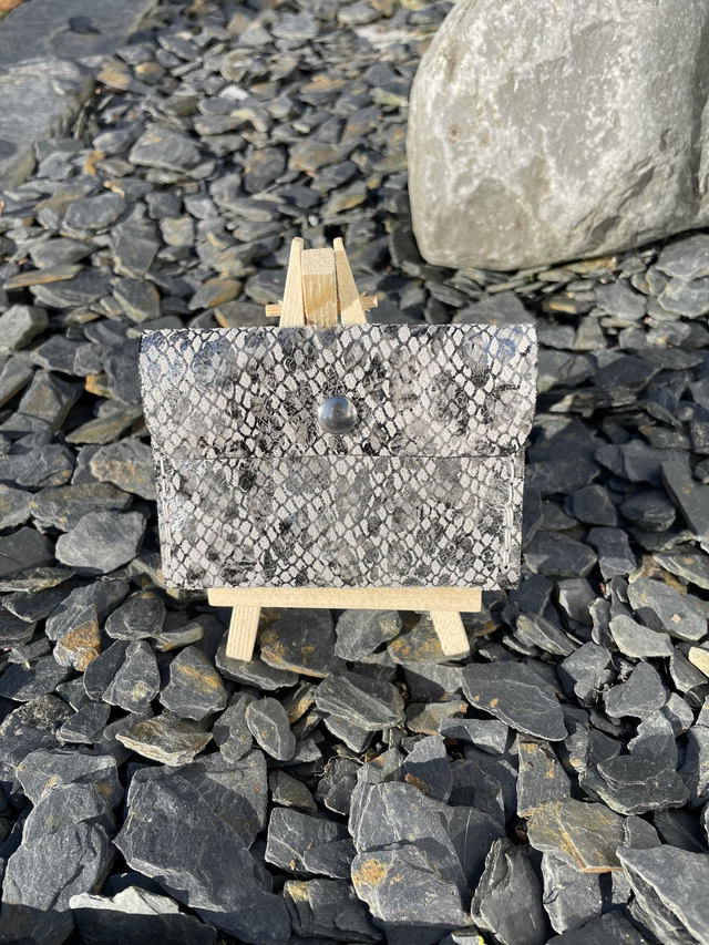 Porte-cartes/porte-monnaie gris imitation peau de serpent