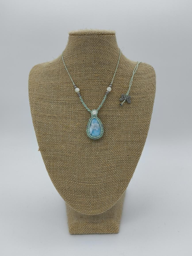 Collier léger en micro macramé avec larimar