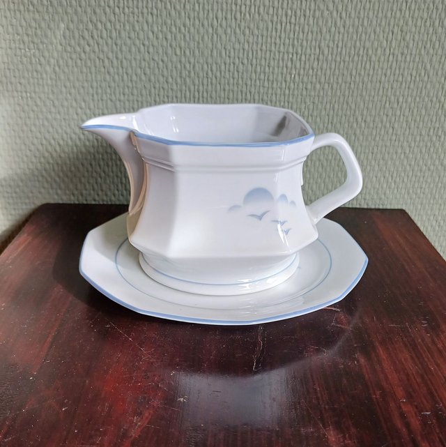 Winterling | Sauskom Juskom met onderbord (afmetingen 16 x 11 x 9 cm) 8 kantige vorm Wit met blauwe bies &#039;Wolken en Vogels&#039; decor  | Vintage