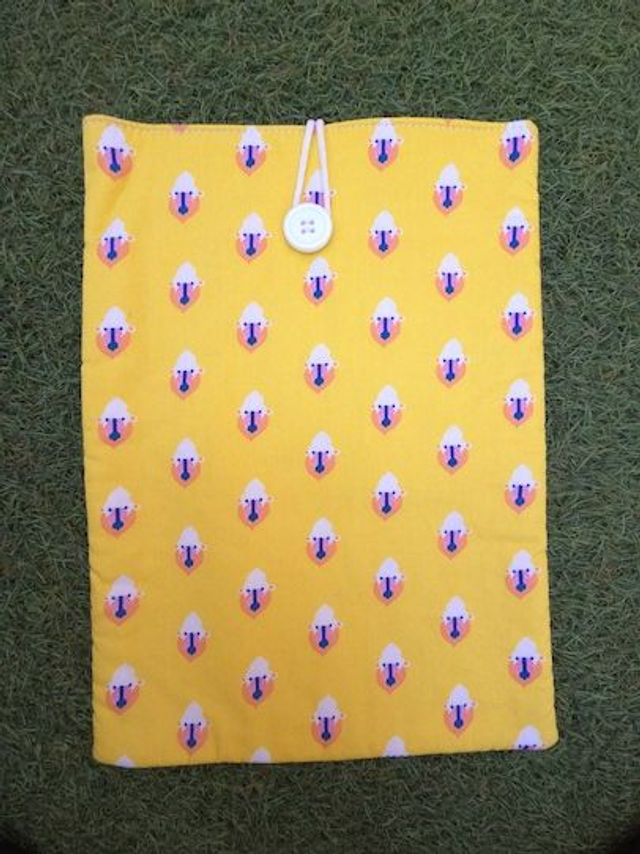 Funda de libro acolchada de monos con fondo amarillo