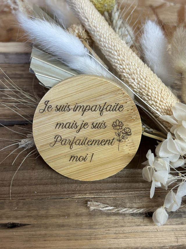 Miroir en bambou gravé &quot;Je suis imparfaite mais parfaitement moi&quot;