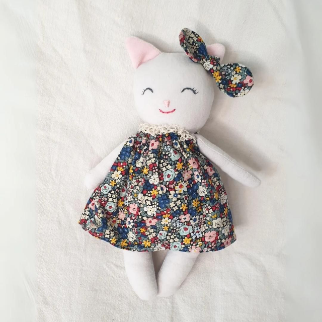 Charlotte, la poupée chat au nœud assorti