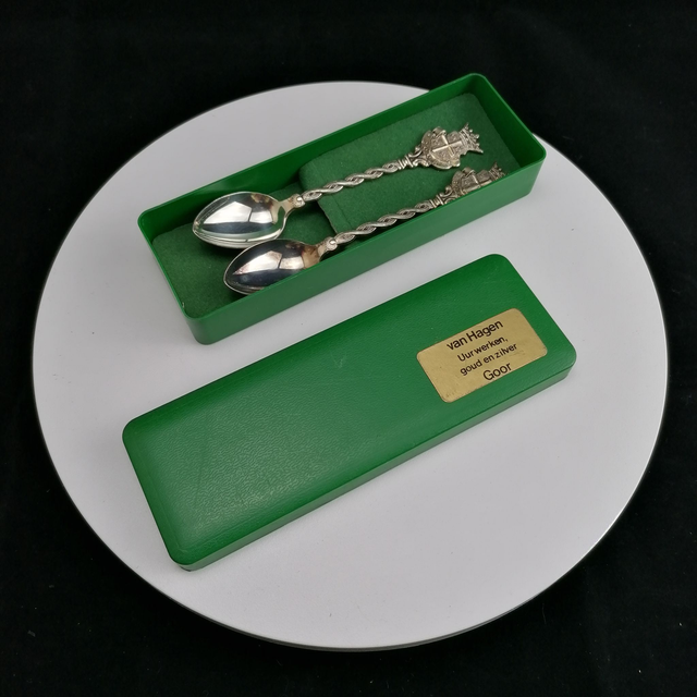 Van Hagen | Set van 2 zwaar verzilverd en bewerkte &#039;Wapen van Goor&#039; lepeltjes uit Nederland in groen kunststof beschermdoosje | Vintage