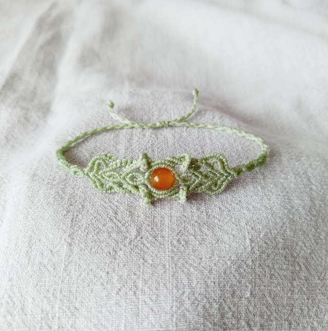bracelet en macramé avec perle orangé