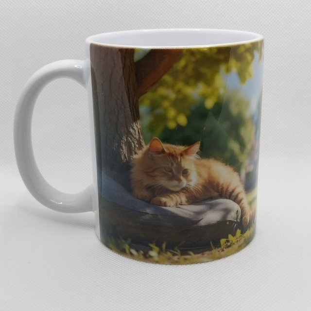 Chat au pied de l'arbre