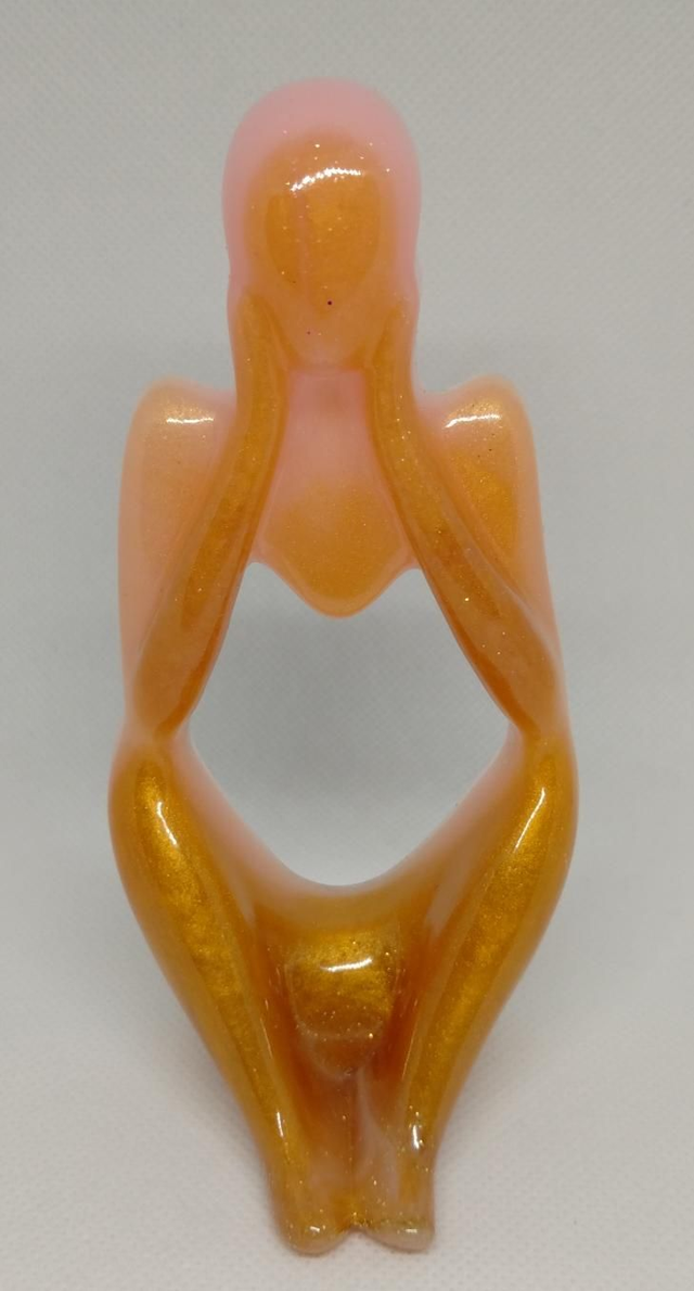 Penseur doré et rose