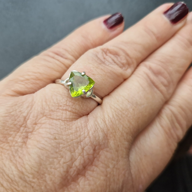 Sterling silver double basket set peridot ring size N/O