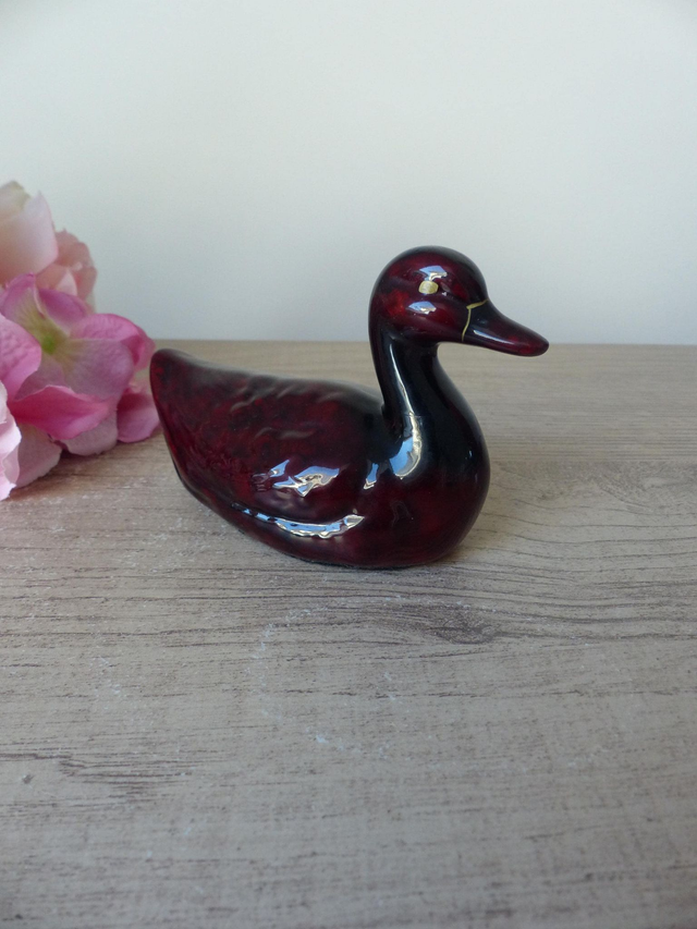 Figurine canard laqué noir et rouge Kanadou France, bibelot canard artisanat français décoration maison de campagne, cottage, ferme, cadeau
