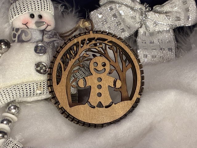 Boules de Noël en bois finition noyer multicouche – Scènes hivernales (10 modèles au choix)