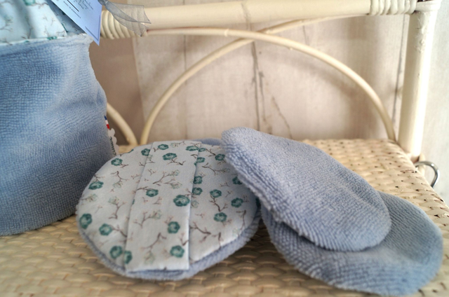 Un pochon cousu main + 7 lingettes lavables en éponge bambou bleu clair & coton fleuri