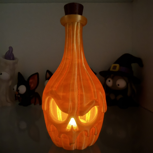 Zuccalice la Bottiglia Zucca con luce che ti giudica 