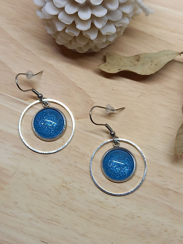 Boucles d&#039;oreilles Cabochon &quot;Paillettes&quot; -  bleu irisé / argenté / cercle