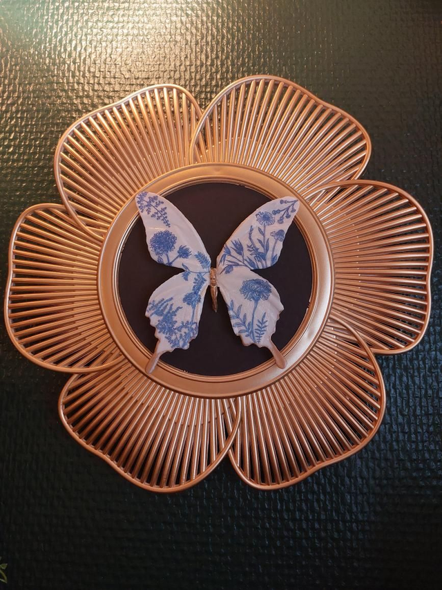 Cadre doré avec papillon bleu