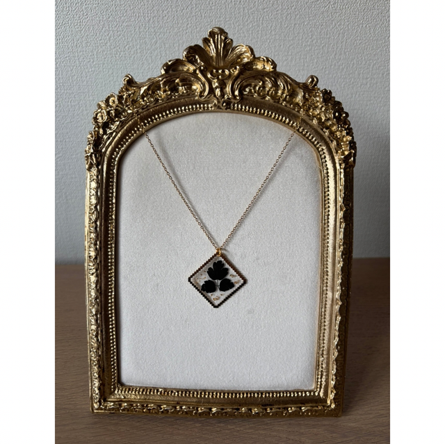 Collier or fleur noire 