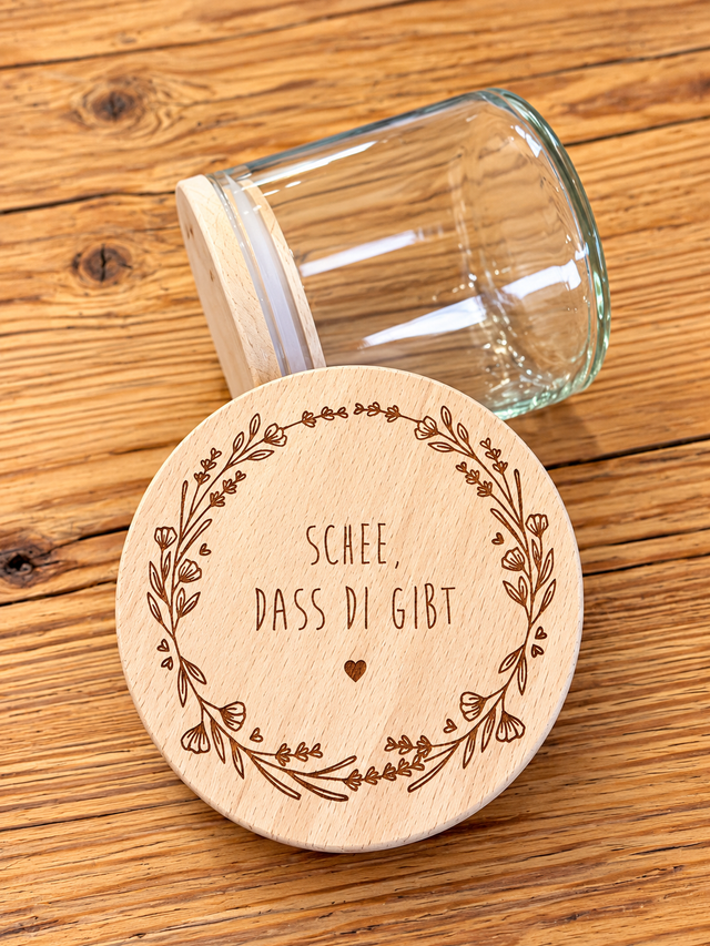 Geschenkglas „Schee, dass di gibt“ – mit Buchenholzdeckel