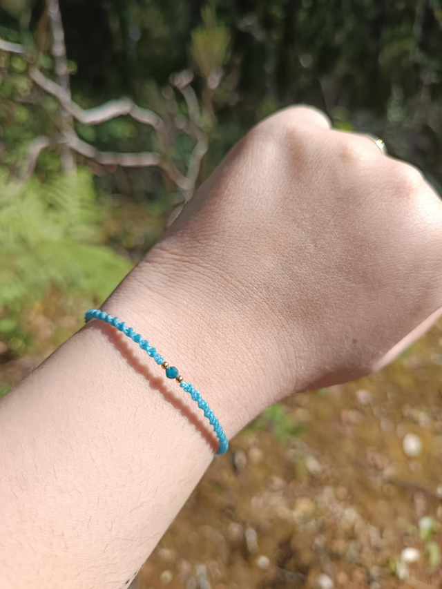 Bracelet bleu avec perle apatite et doré 