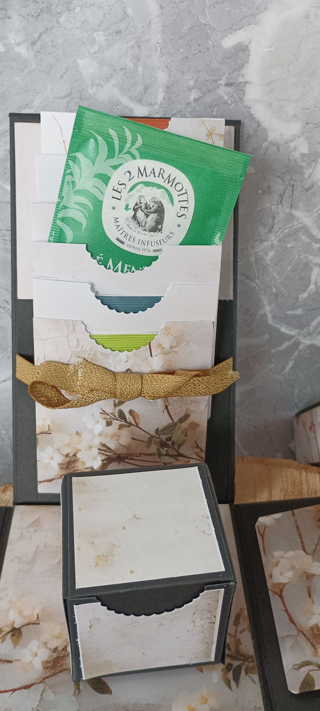 Calendrier de l'Avent fait main - Boîte à Explosion Thés & Infusions Les Deux Marmottes (24 Jours)