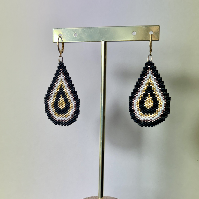Boucles d’oreilles goutte – Noir, blanc &amp; doré