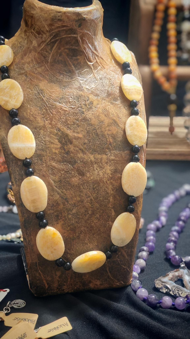 Collier onyx et calcite jaune