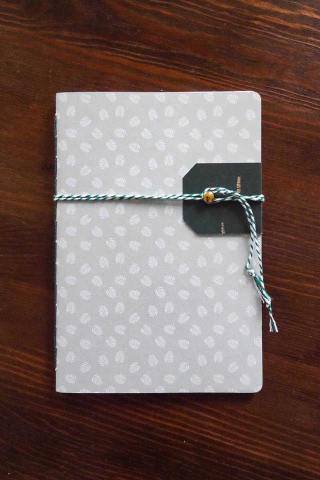 Carnet de notes A5 fait main, couverture souple avec fermeture - feuilles vertes 