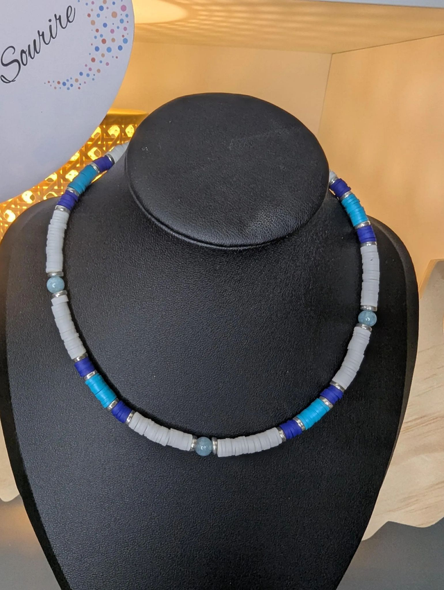 collier ras de cou avec des perles plates heishi de couleurs bleu, blanc et argenté intercalé de perles naturelles d'aigue marine. 