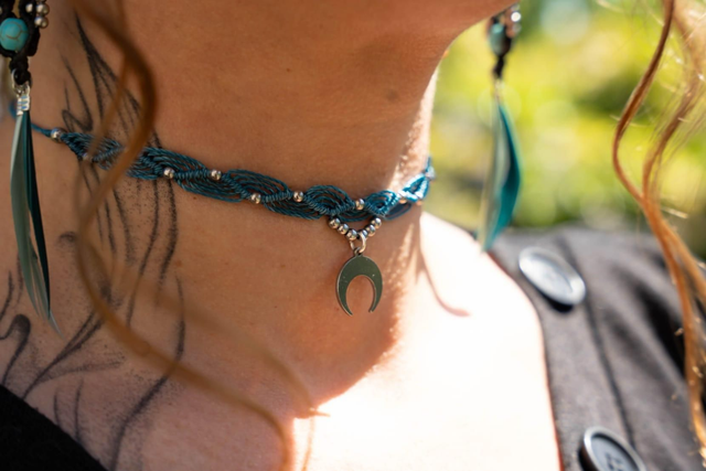 Ras de cou en micro-macramé bleu canard avec pendentif argenté Lune