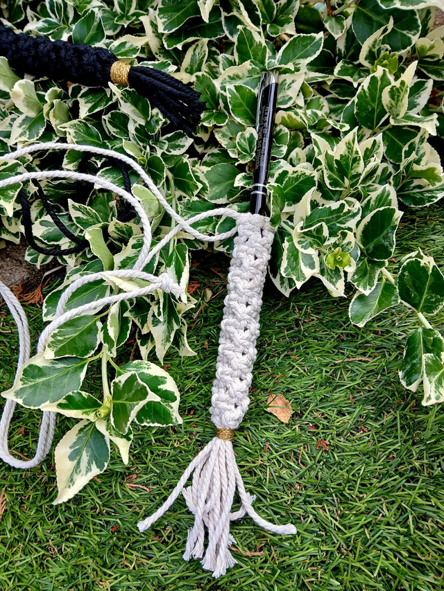 Porte-stylo en macramé – Accessoire élégant et pratique, fait main