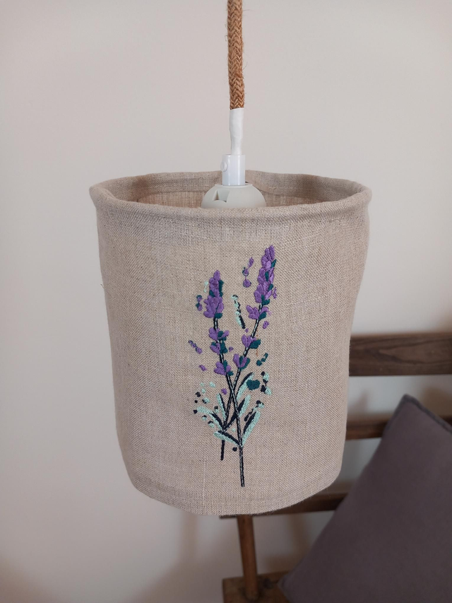 Abat-jour en lin brodé Lavande -suspension baladeuse diamètre 15 cm.