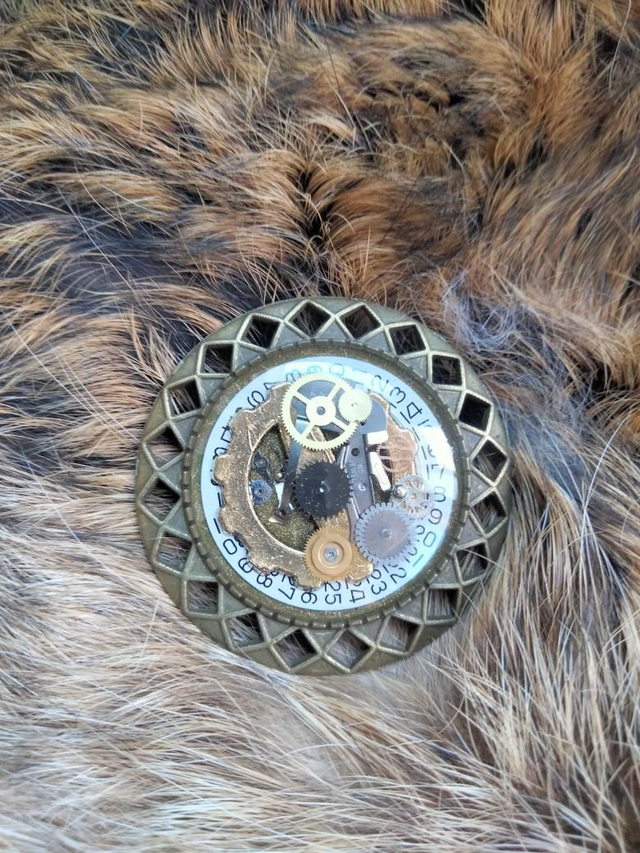 Broche steampunk couleur bronze 