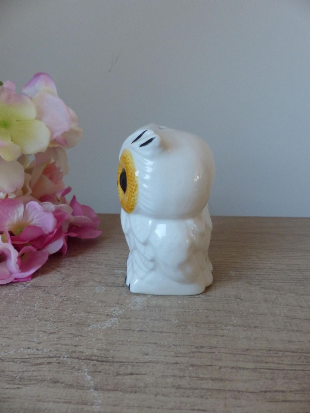 Tirelire hibou en céramique blanche et jaune – Tirelire vintage pour enfant ou décoration intérieure, symbole de chance et d’épargne