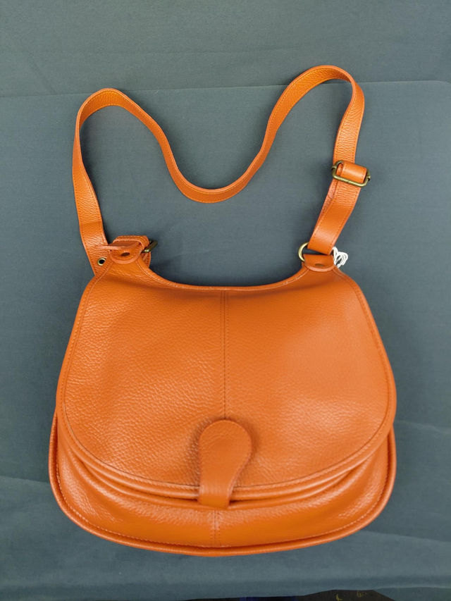 Besaces en cuir couleur orange 