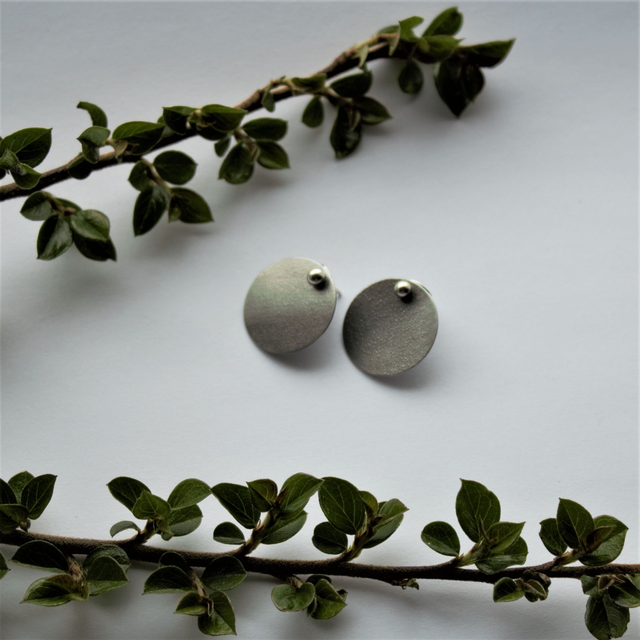 Moon studs