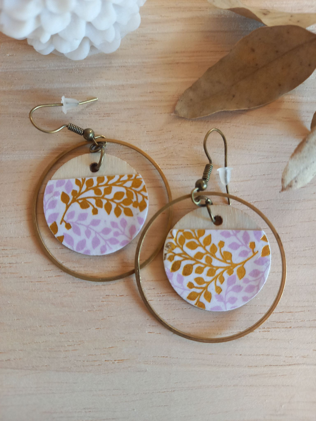 Boucles d&#039;oreilles Bois - disque bois et papier décoratif printemps - rose et doré - montures bronze 