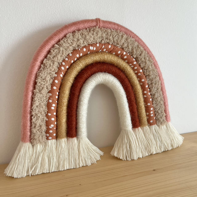 Arc en ciel en macramé à pois rose/rouille
