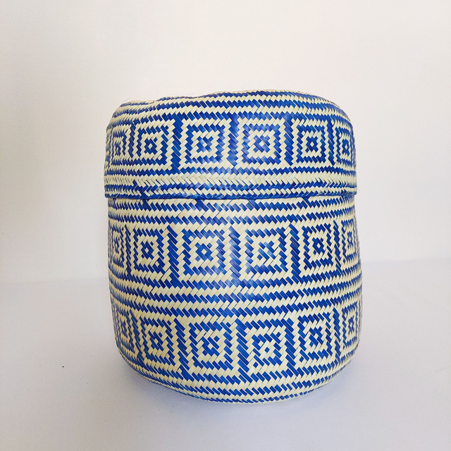Panier mexicain avec couvercle – Motifs bleus géométriques – fait main en palmier