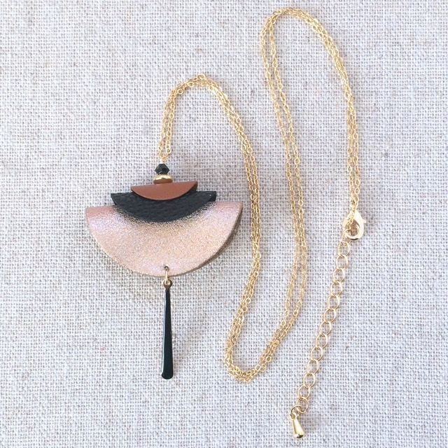 Collier « Trio lungo largo » doré, cuir cuivré / noir/ camel