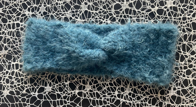 Bandeau torsadé bleu au crochet – Douceur et chaleur assurées