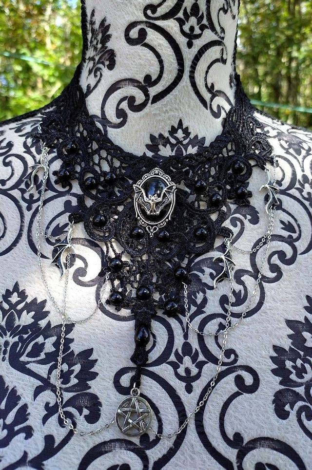 Collier plastron dentelle noire