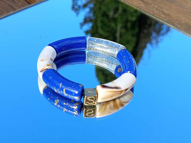 Bracelet perles tubes incurvées acrylique Anjali Mridula Raat