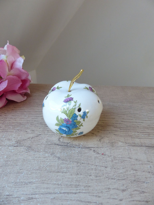 Boule Diffuseur de Parfum en Céramique Vintage – Pot Pourri Suspendu Forme Pomme, Décor Floral Bleu et Rose, Intérieur Féminin et Élégant