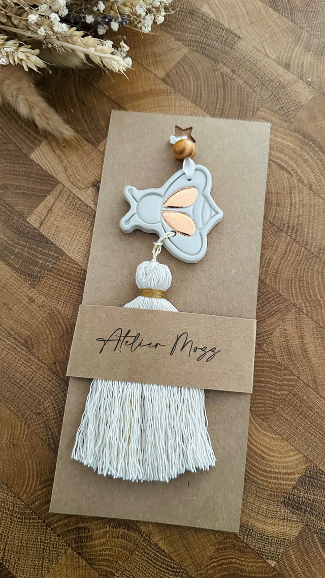 ABEILLE Suspension en argile pompon en macramé