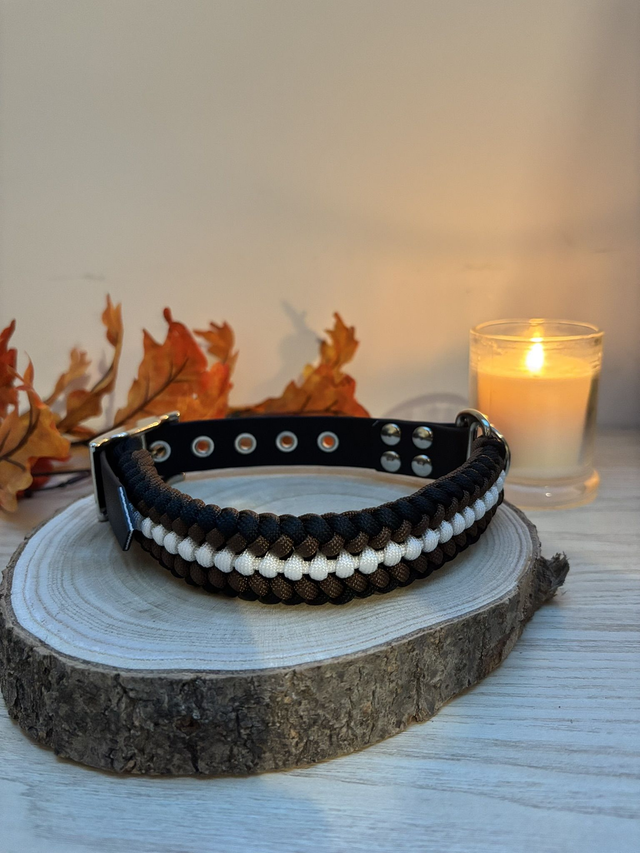 Collier chien en paracorde Cappuccino noir, marron &amp; blanc – 32-40 cm
